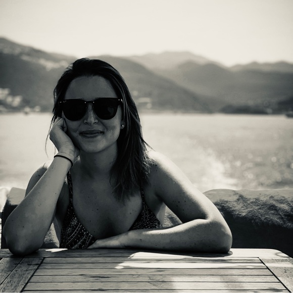 Meet your Posher, Caroline - Picture 1 of 1